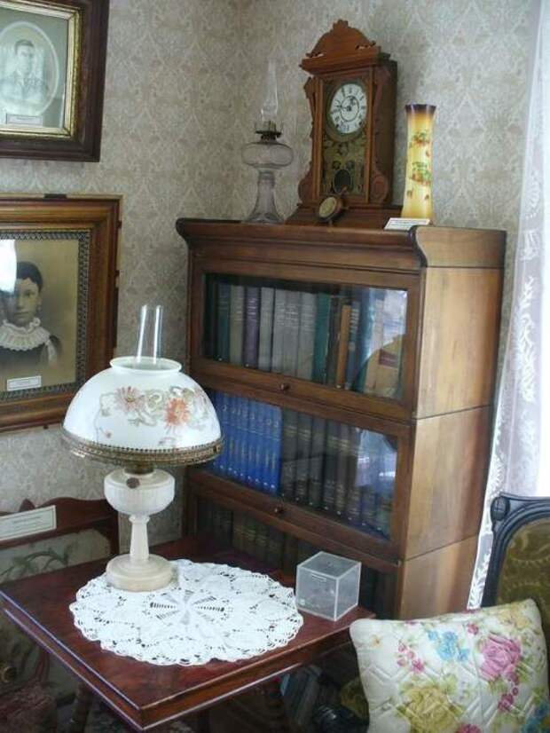 В старинном доме сохранилось очень много антикварной мебели и милых вещичек. | Фото: hronika.info.