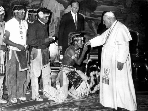 Индеец апачи преклоняет колени и целует руку Папы Иоанна XXIII во время аудиенции делегации индейцев, Ватикан, 1961 год. история, люди, факты