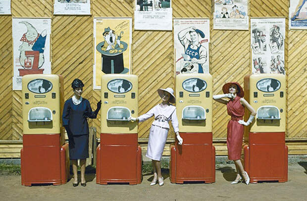 Модели Dior позируют у автоматов АТ-14 в парке Горького, 1959 год
