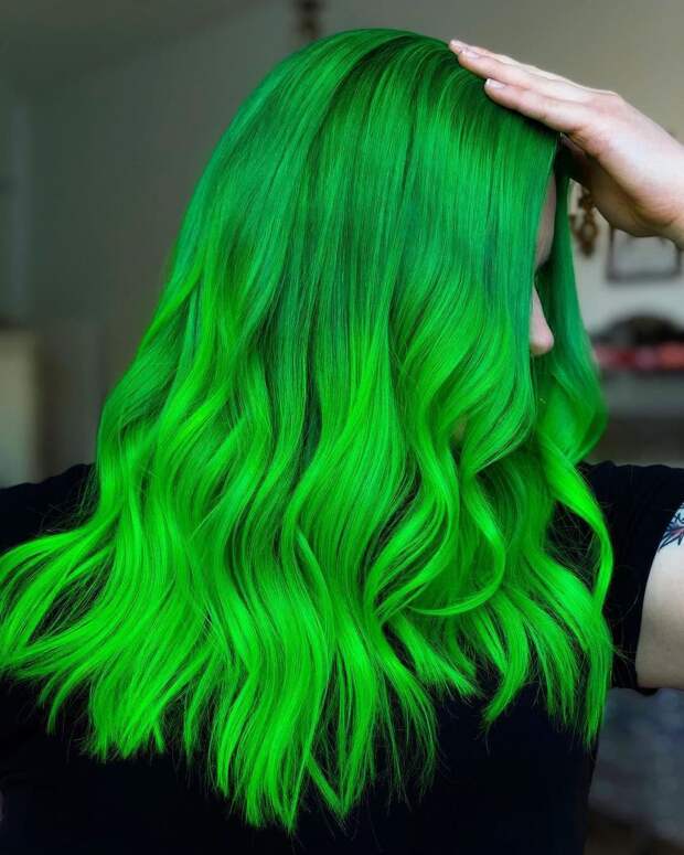 Зеленые волосы 2022 — живой и благородный оттенок (+15 фото)