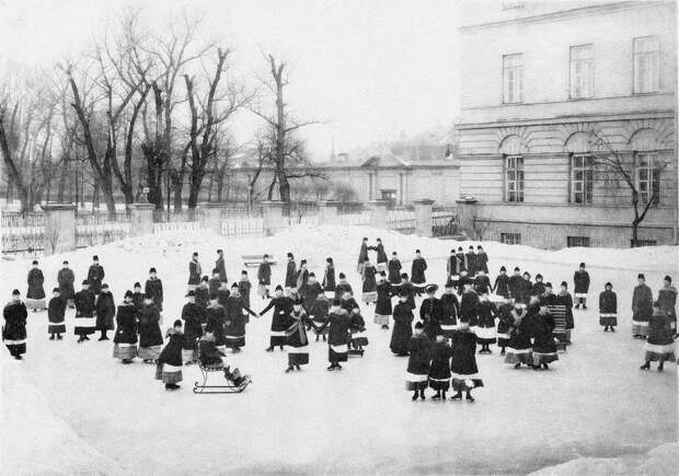 Воспитанницы Смольного института благородных девиц на зимней прогулке, ок. 1913