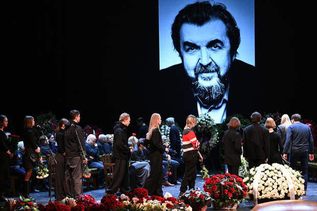 Иван Ургант расплакался на церемонии прощания с Игорем Золотовицким