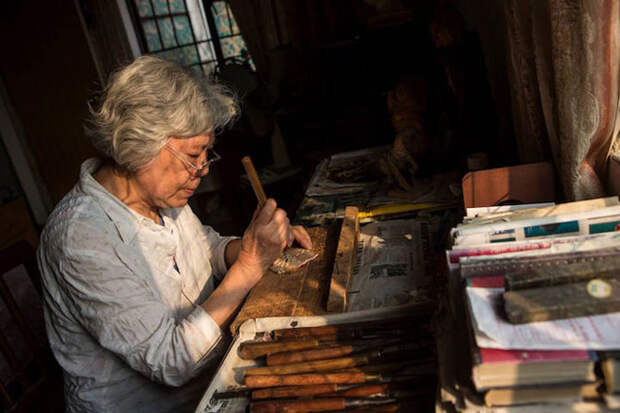 Китайская альтернатива буратинам: 78-летняя бабушка вырезает скульптуры из дерева