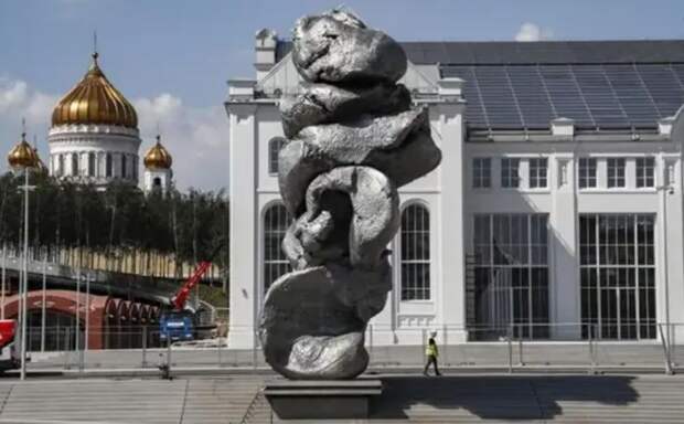 Кто с перформансом к нам придет… о скульптурной куче в центре Москвы