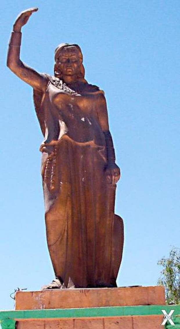 Статуя Дахии аль-Кахины в Хеншеле, Алжир