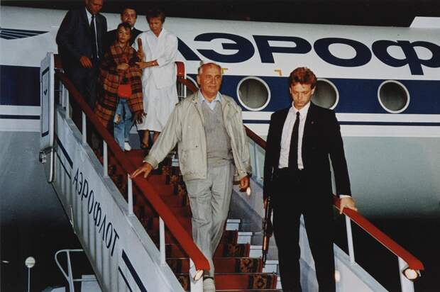 Горбачев прилетел из Фороса.png