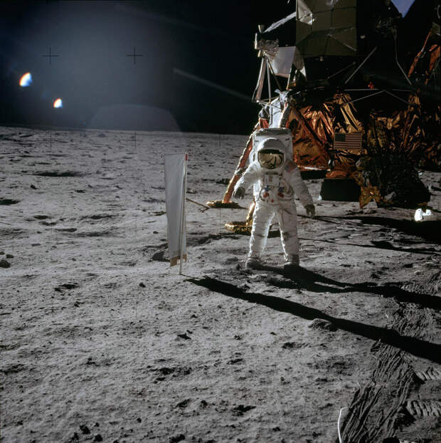 Базз Олдрин возле лунного модуля