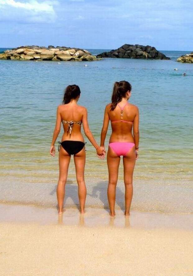 Девушки на пляже