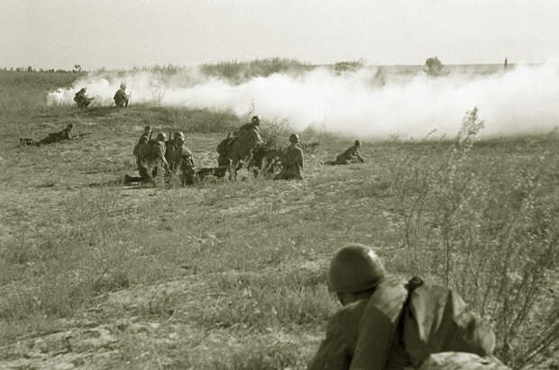 Под прикрытием дымовой завесы бойцы идут в атаку. На подступах к Сталинграду. 1942 год