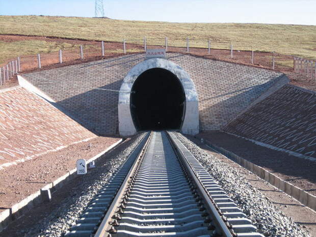 После окончания строительства Тибетская магистраль установила сразу несколько рекордов железнодорожного строительства. В 350 километрах от Голмуда на высоте 4900 метров над уровнем моря был построен самый высокогорный железнодорожный тоннель в мире, получивший название Фэнхошань (тоннель Ветреного вулкана)