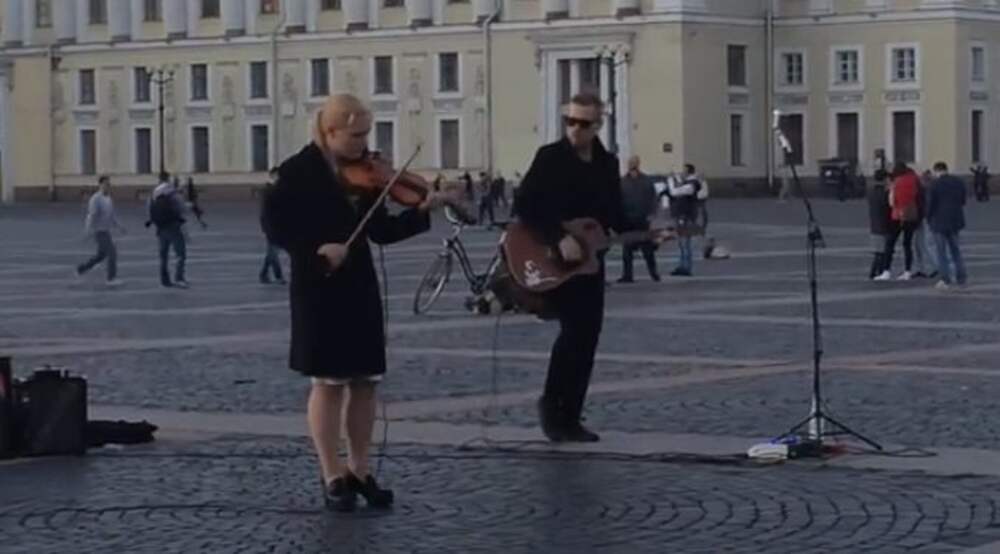 Уличный музыкант спел в Первомайском сквере.