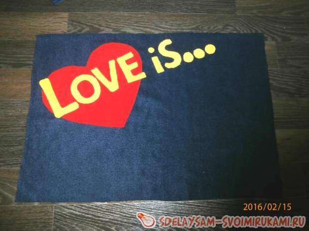 Декоративная подушка Love is