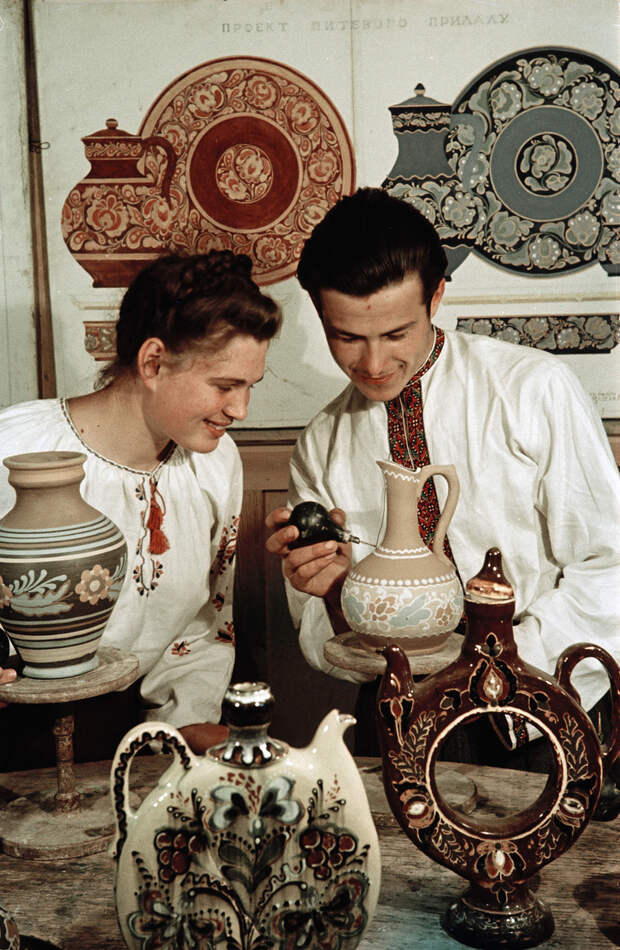 Роспись гончарных изделий в Киевском художественном училище. 1950