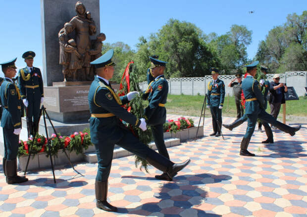Российские военнослужащие в Киргизии приняли участие в открытия памятника женщине-героине Токтогон Алтыбасаровой