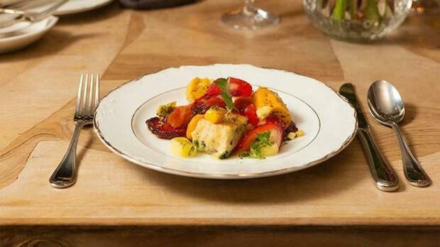 Блюдо в ресторане / Фото: создано в нейросети