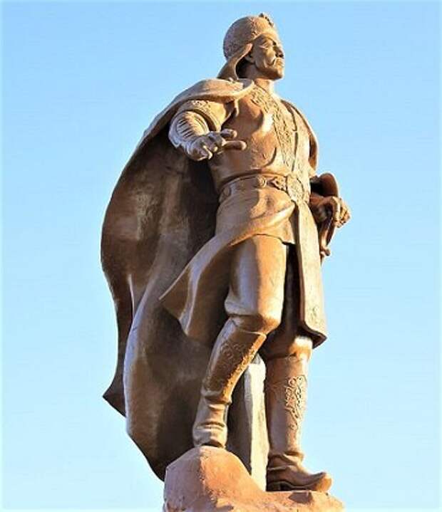 Памятник Джелал ад-Дину Мангуберди, установленный в Ургенче.