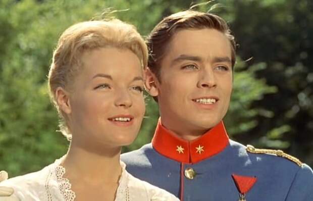 Роми Шнайдер и Ален Делон в фильме *Кристина*, 1958 | Фото: kino-teatr.ru Роми Шнайдер и Ален Делон в фильме *Кристина*, 1958 | Фото: kino-teatr.ru