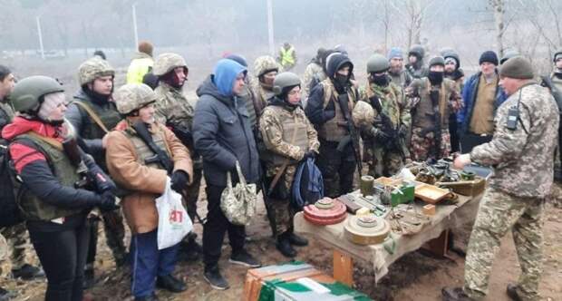 И вот украинские СМИ запестрели духоподъёмными фото: первые территориальные батальоны выдвинулись на тактические занятия 