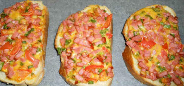 горячий бутерброд с сыром и колбасой
