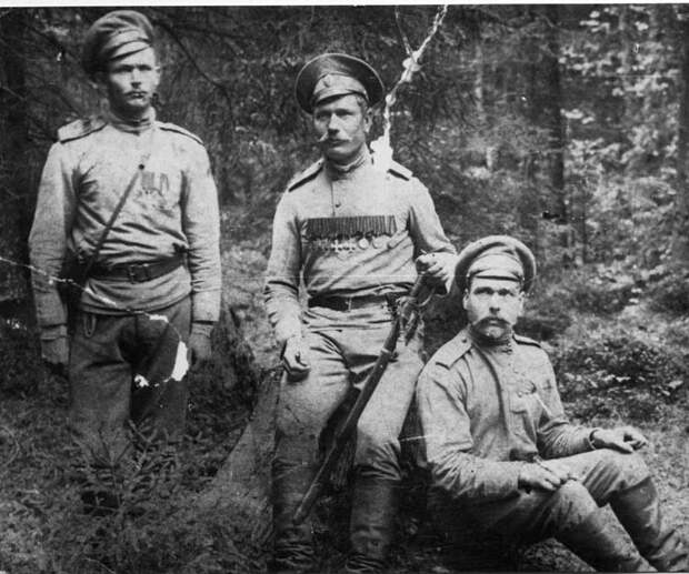 Будущий «красный партизан» Пётр Ефимович Щетинкин ( в центре) с однополчанами, 1915 год.