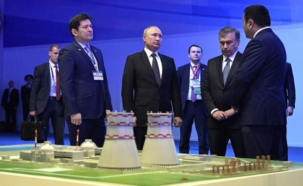 Владимир Путин и Шавкат Мирзиёев осматривают макет будущей атомной электростанции