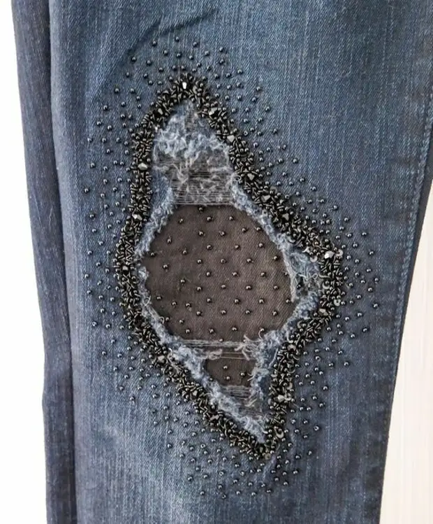 Как можно задекорировать дырки на джинсах