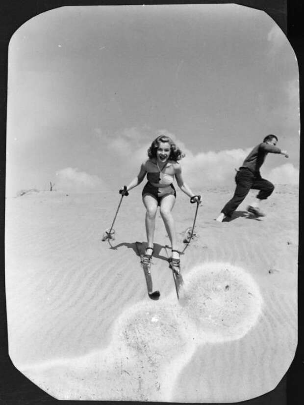 Катание на лыжах по песчаной дюне для фотосессии. Мерилин Монро, норма джин, ретро, фото