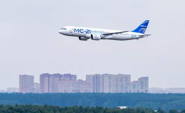На фото: пассажирский самолет МС-21-300
