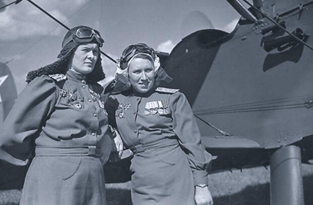 Командир 46-го гвардейского ночного бомбардировочного авиаполка Евдокия Бершанская (слева) и штурман авиаполка Лариса Литвинова. 	Фото 1945 года