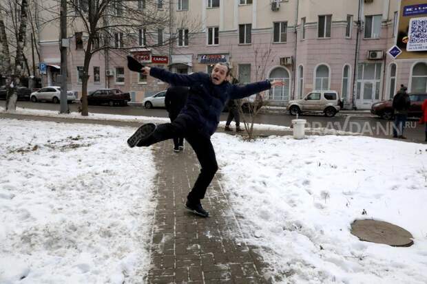 Травматолог Гаджимурадов объяснил, как снизить повреждения при падении на льду