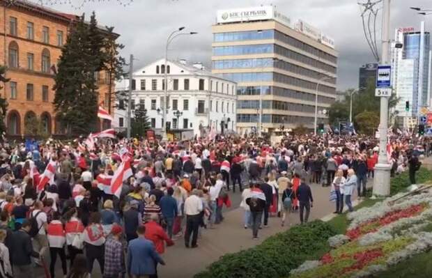 Силовики готовы к противостоянию: на улицы Минска вышла бронетехника