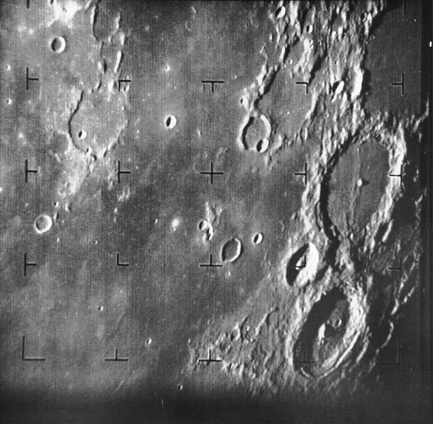 Фото: NASA / Первый снимок Луны, полученный космическим кораблем США Рейнджер-7. Большой кратер правее центра - Альфонс