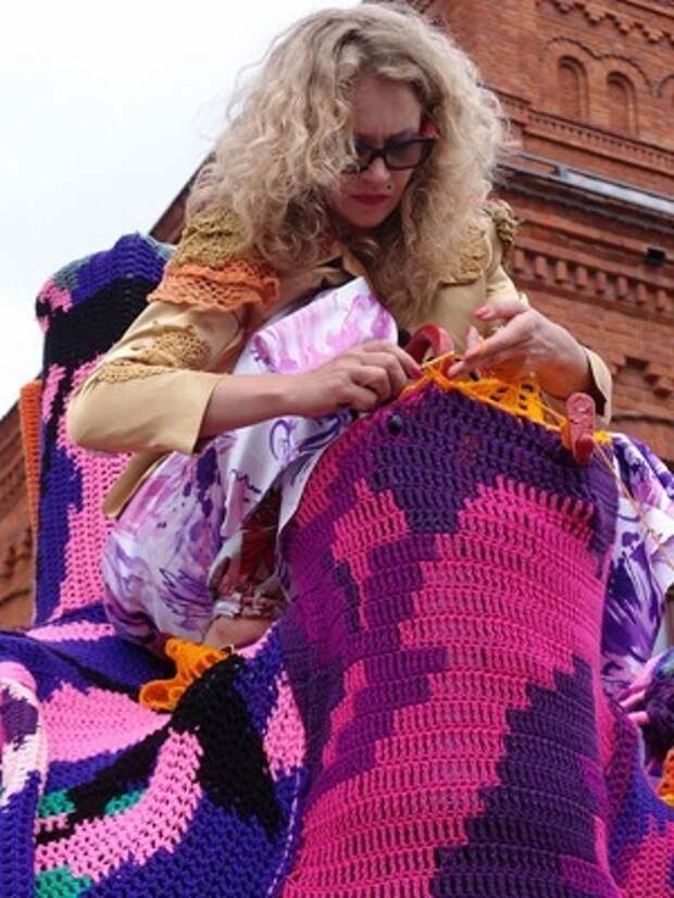 crocheted-locomotive-lodz-poland-by-artist-olek-6