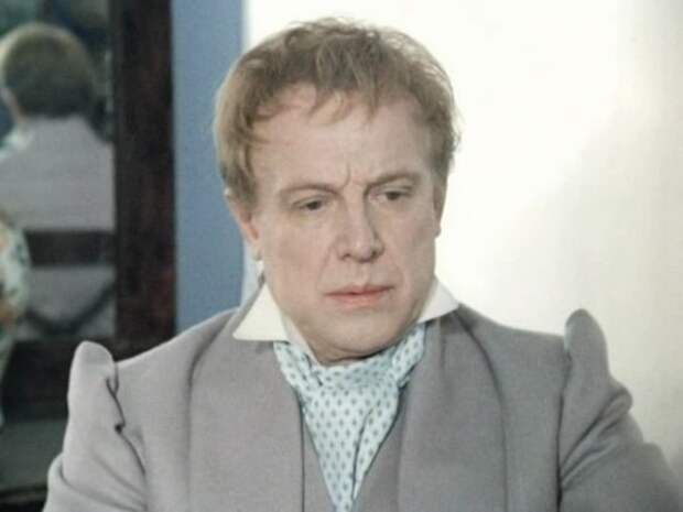 Иннокентий Смоктуновский в фильме *Мертвые души*, 1984 | Фото: kino-teatr.ru Иннокентий Смоктуновский в фильме *Мертвые души*, 1984 | Фото: kino-teatr.ru