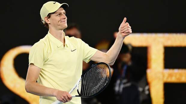 Синнер получил именную футболку «Реала» от Переса