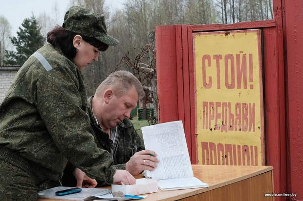 Весна и кресты: репортаж мертвой деревни, которая иногда оживает Весна и кресты: репортаж мертвой деревни, которая иногда оживает
