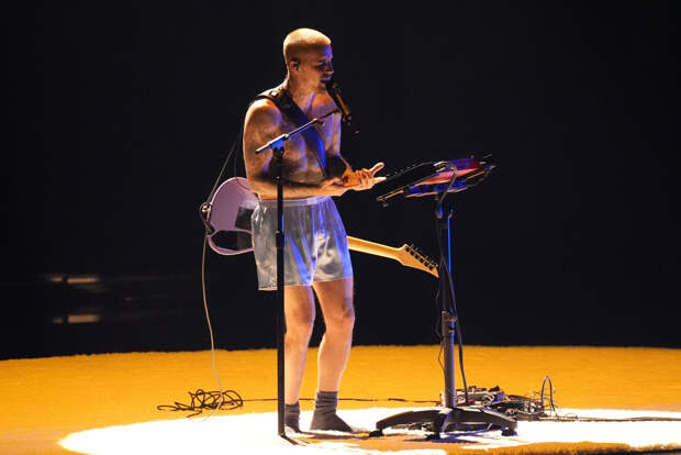 Джастин Бибер вышел на сцену «Грэмми» в трусах