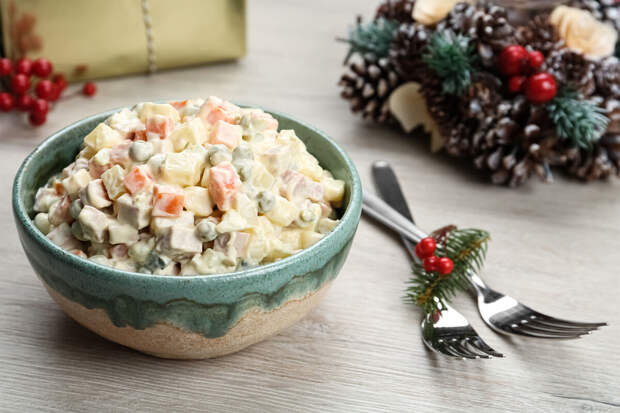 В Госдуме предложили включить оливье в новогоднее меню школьных столовых