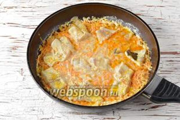 Минтай тушёный в сметане с луком и морковью готов.
