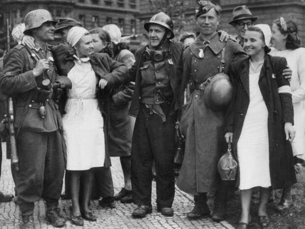 Для тех, кто не в курсе: власовцы умудрились в 1945 году предать и немцев, ударив им в спину. Надеялись, что Прагу возьму американцы и запишут РОА в «сопротивленцы», но не срослось.