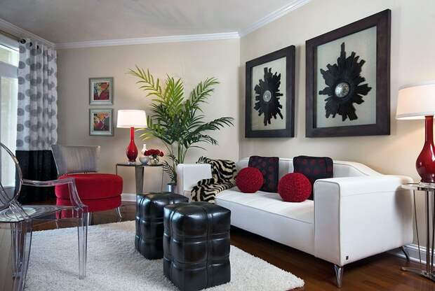 Пожалуй, один из лучших вариантов декорировать интерьер крохотной гостиной в классической цветовой гамме.
