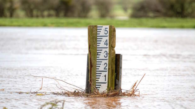 Разрушительный шторм продолжает бушевать в Европе: погиб уже 21 человек