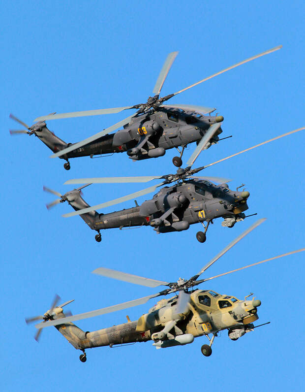 Ударные вертолёты Ми-28 пилотажной группы «Беркуты» во время подготовки к авиационному празднику в честь 100-летия военно-воздушных сил России «Общее небо» в городе Клин.