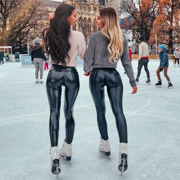 Красивые девушки в одежде из латекса