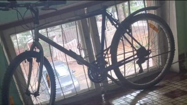 В соцсети ищут хулигана, укравшего велосипед на улице Демьяна Бедного
