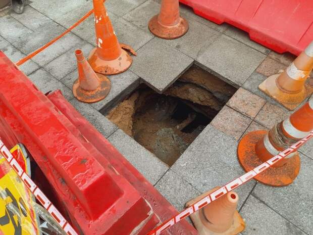 Тротуар провалился на исторической улице Владивостока