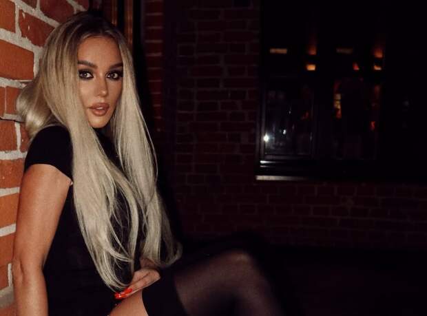 Певица Седокова приехала на светское мероприятие в откровенном платье и чулках