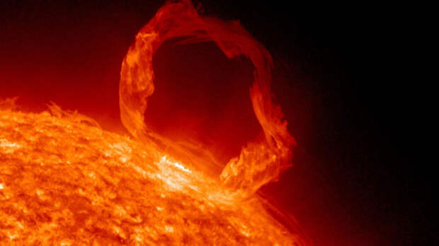 На Солнце появилась корональная дыра в форме дракона — к чему готовиться