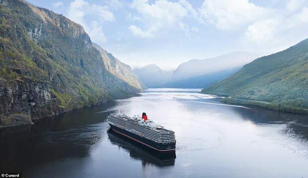 8. Судно Queen Victoria от компании Cunard Line проплывает норвежский Аурландс-фьорд. Лайнер длиной в 294 метра вмещает до 2061 пассажира и 981 члена экипажа красиво, красивые места, круиз, круизы, мир, паром, путешествия, фото