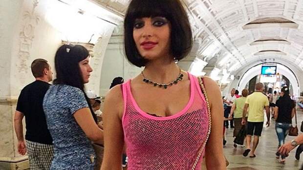 Бывшая солистка «ВИА Гры» спустилась в метро в образе жрицы любви